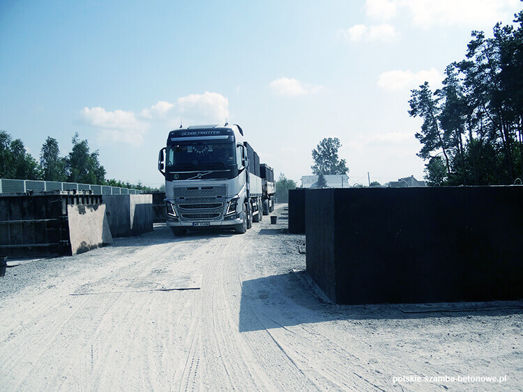 Transport szamb betonowych  w Pełczycach